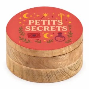 Rund träask med emaljerat rött lock med texten Petite Secrets och dekorativa motiv