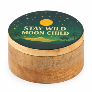 Rund träask med emaljerat lock med natthimmelmotiv och texten Stay Wild Moon Child