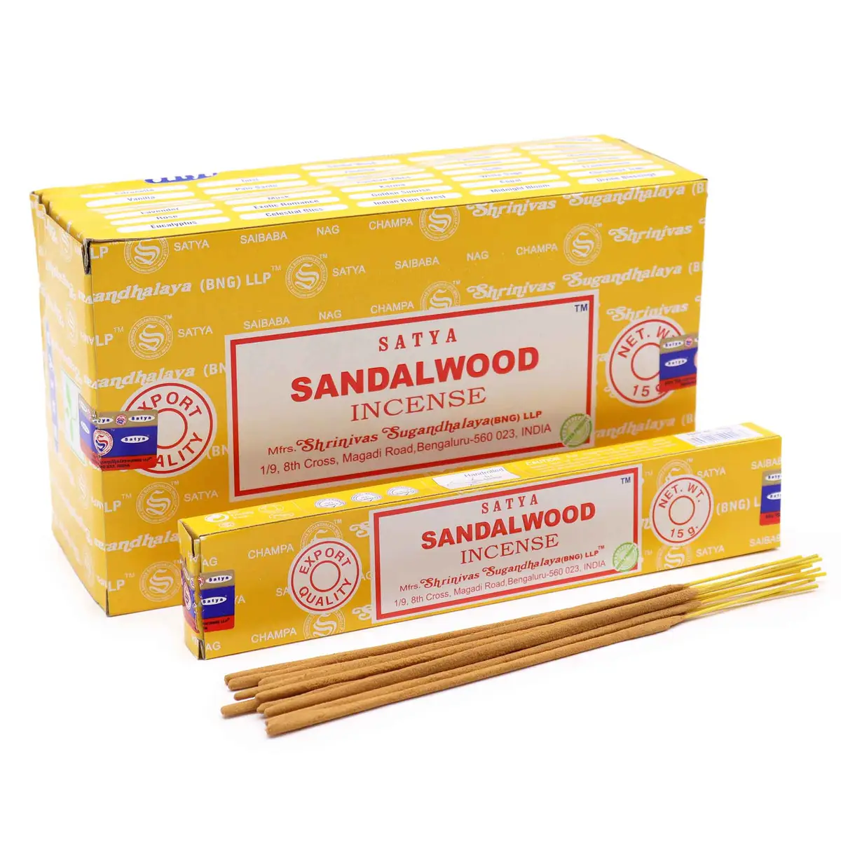Förpackningar med Satya rökelsepinnar Sandelträ och lösa rökelsepinnar framför