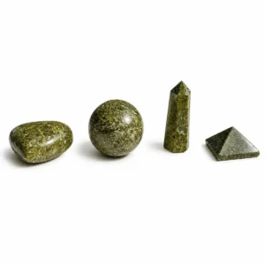 Fyra ädelstensfigurer i djupgrön epidot i formerna hjärta, klot, obelisk och pyramid på vit bakgrund