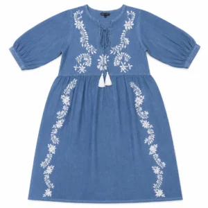 Dovt blå sommarklänning med vita blommönster och tofsar fram