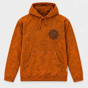 Bränd orange huvtröja med tvättad yta och svart Nomad Sari-motiv på bröstet