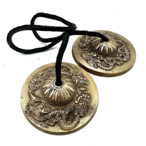 Tibetanska tingsha-klockor med drakmotiv och svart snöre