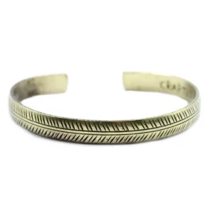 Smalt öppet armband i mässing med inristat tribal lövmönster