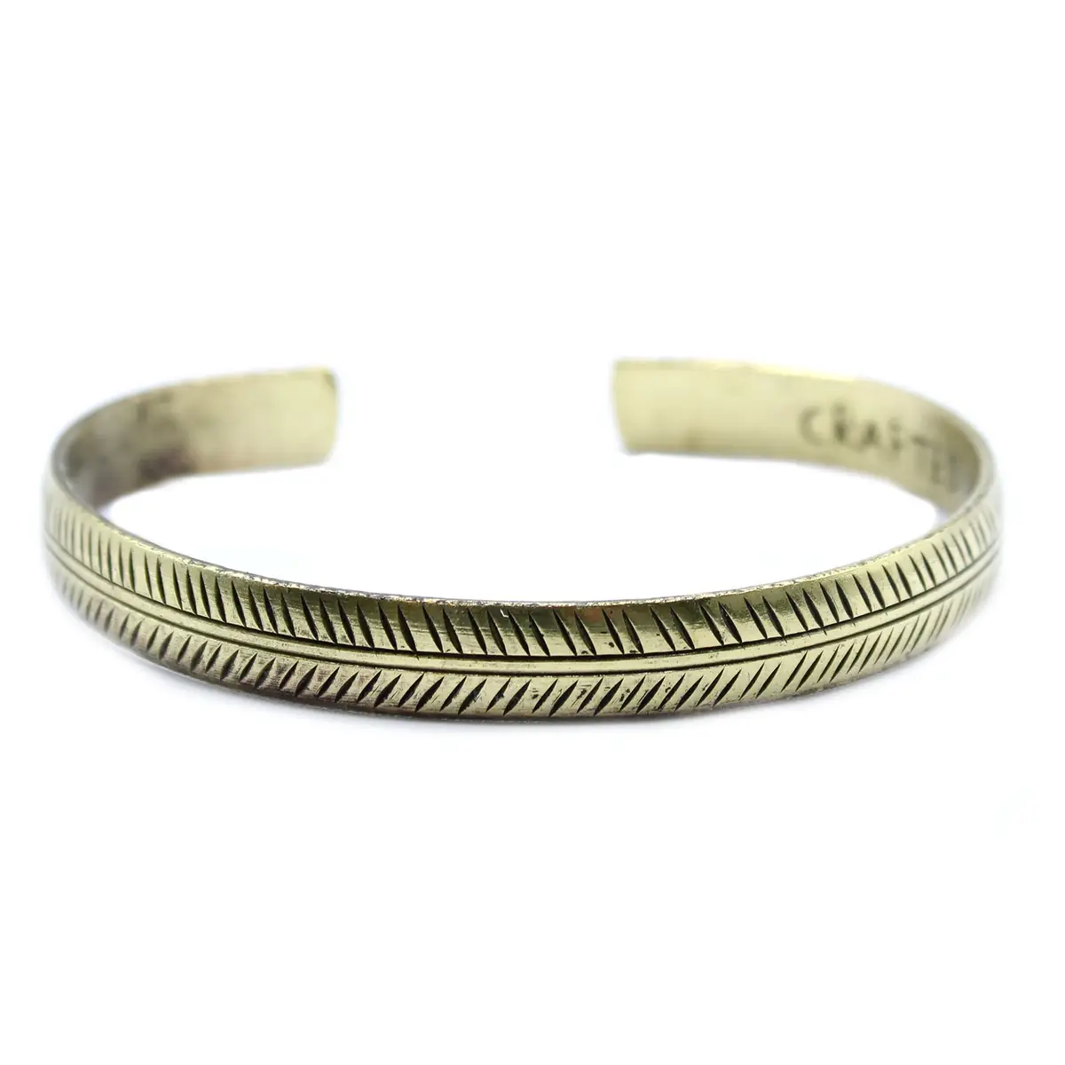 Smalt öppet armband i mässing med inristat tribal lövmönster