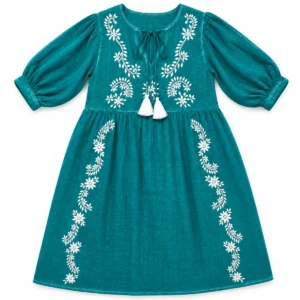 Turkos sommarklänning med vita blomstermotiv och tofsar på ärmar och halsringning