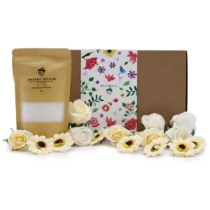 Presentset med badsalt och vita tvålblommor framför en presentkartong