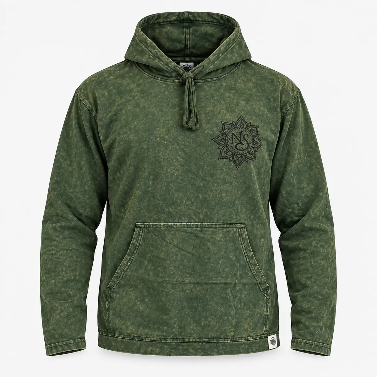 Vintagegrön huvtröja med känguruficka och svart Nomad Sari-motiv på bröstet
